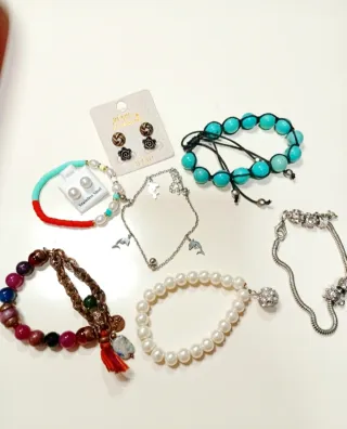 Lote de bisutería: pulseras y pendientes