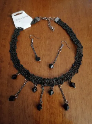 Set girocollo e orecchini neri