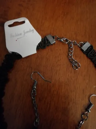 Set girocollo e orecchini neri