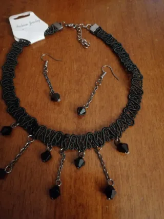Set girocollo e orecchini neri