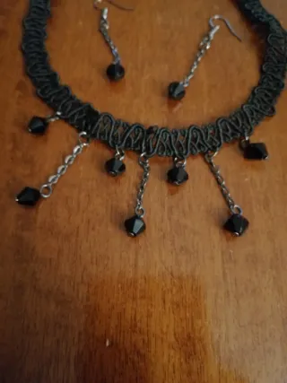 Set girocollo e orecchini neri