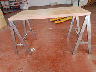 Mesa de madera y metal