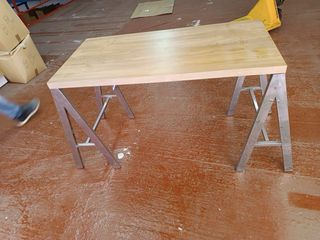 Mesa de madera y metal
