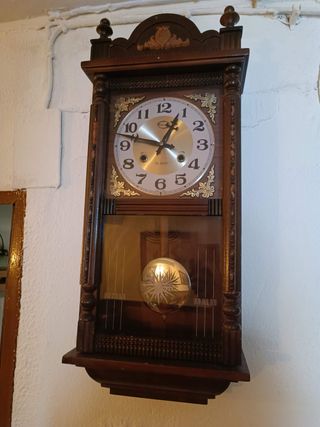 Reloj de pared antiguo de madera