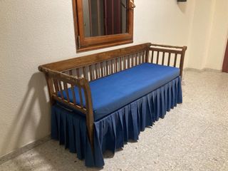 Banco de madera con cojín azul