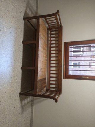 Banco de madera con cojín azul
