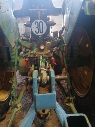 Tractor John Deere 2120 sin cabina