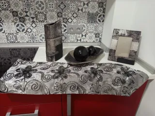 Jarrón de pie decorativo metal y cristal