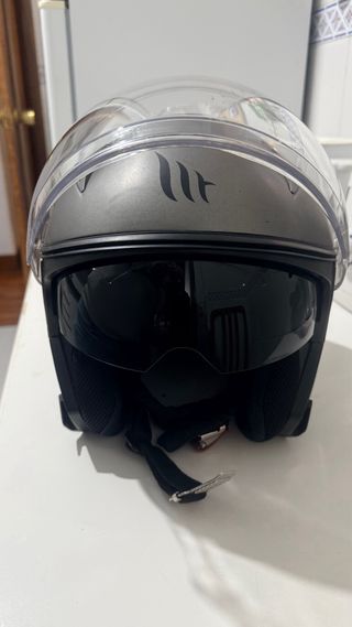 Casco Moto MT Gris Oscuro talla M con gafas de sol