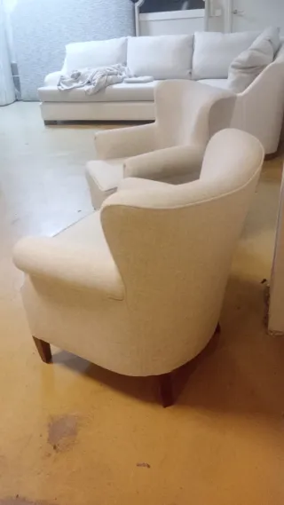 Pareja de butacas en tono crudo restauradas