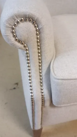 Pareja de butacas en tono crudo restauradas