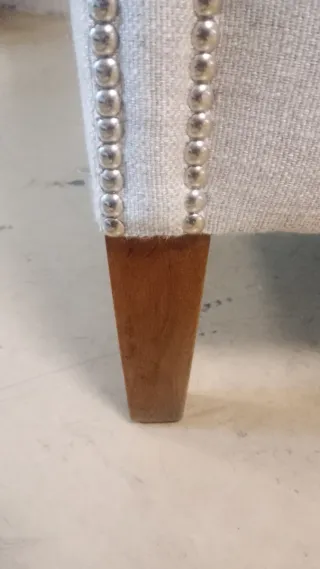 Pareja de butacas en tono crudo restauradas