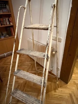 Escalera de hierro y madera alta