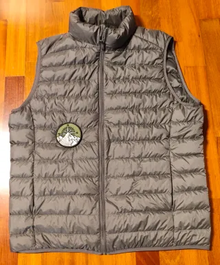 Chaleco Uniqlo acolchado gris con parche