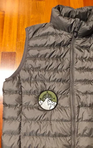 Chaleco Uniqlo acolchado gris con parche