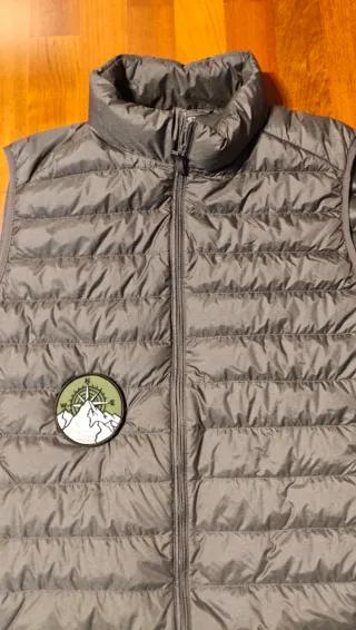 Chaleco Uniqlo acolchado gris con parche