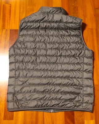 Chaleco Uniqlo acolchado gris con parche