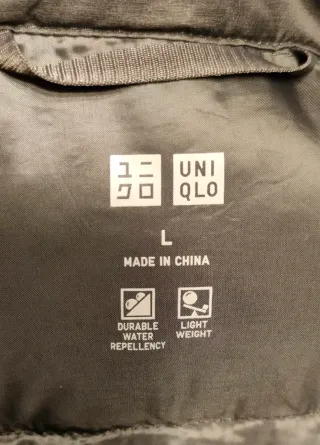 Chaleco Uniqlo acolchado gris con parche