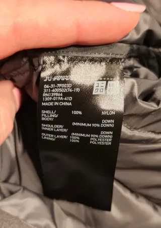 Chaleco Uniqlo acolchado gris con parche