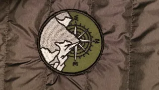 Chaleco Uniqlo acolchado gris con parche