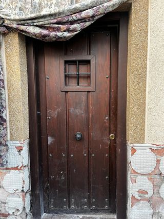 Puerta exterior de madera de pino