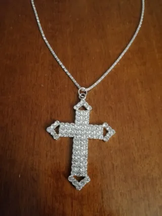 Collana con ciondolo a croce scintillante