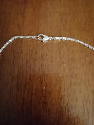 Collana con ciondolo a croce scintillante