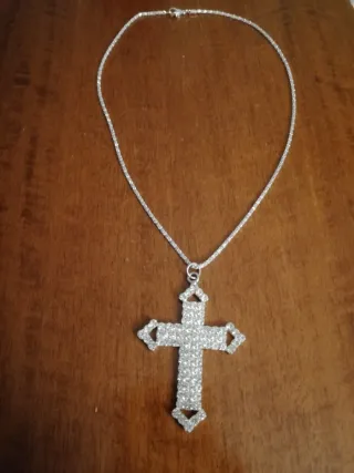 Collana con ciondolo a croce scintillante