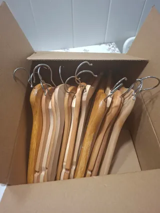 30 appendiabiti in legno e metallo in perfetto stato