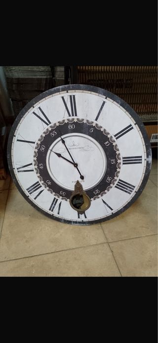 Reloj de pared grande con péndulo