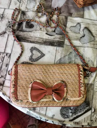 Bolso de mano tejido con lazo