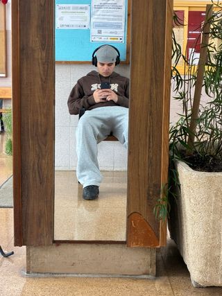 Sudadera marrón con capucha y pantalón gris