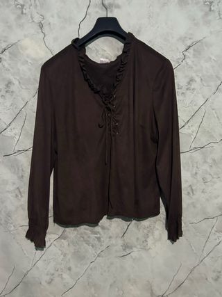 Blusa marrón con cordones