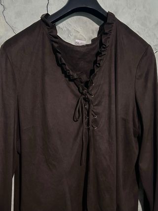 Blusa marrón con cordones