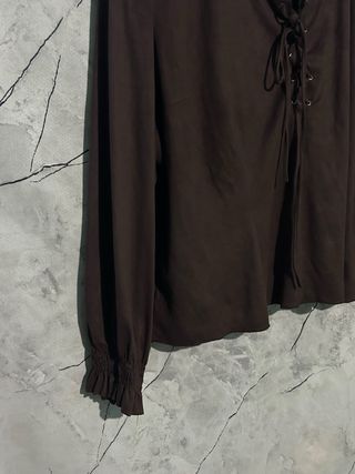 Blusa marrón con cordones