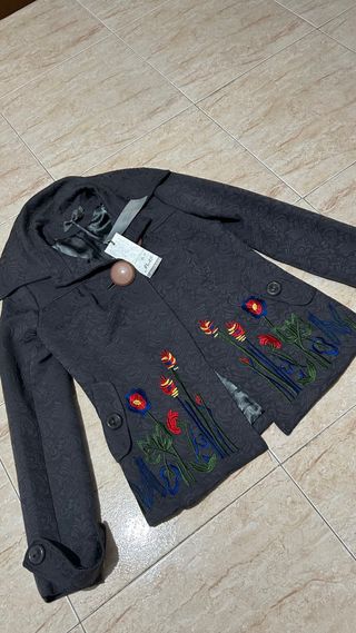 Abrigo mujer bordado gris nuevo