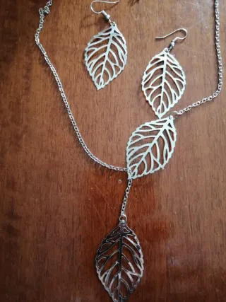 Set collana e orecchini con foglie