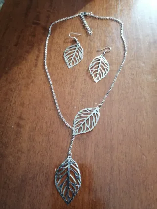 Set collana e orecchini con foglie