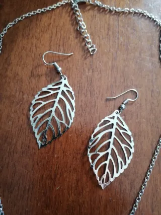 Set collana e orecchini con foglie