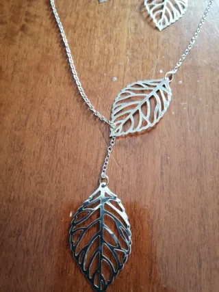 Set collana e orecchini con foglie