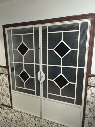 Puerta doble antigua con cristales