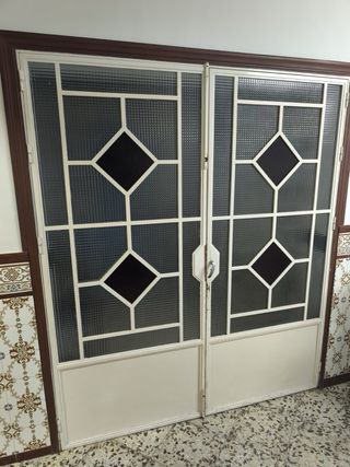 Puerta doble antigua con cristales