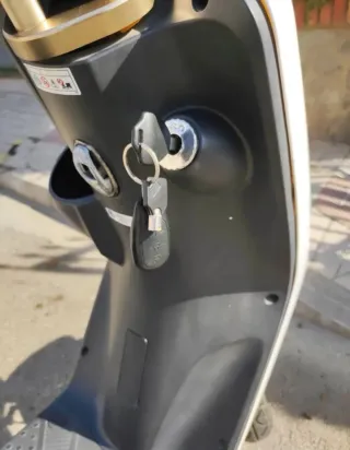 Moto Eléctrica Scooter Gris y Blanca