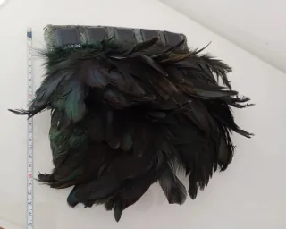 Bolso de fiesta verde con plumas y abalorios