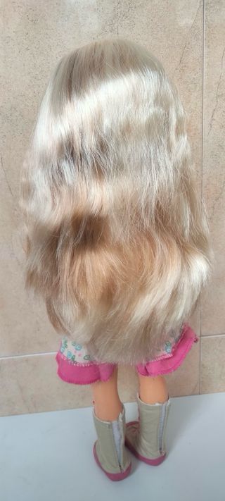 Nancy antigua con vestido floral y botas