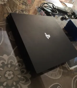 PS4 Pro 1TB + 5 Juegos