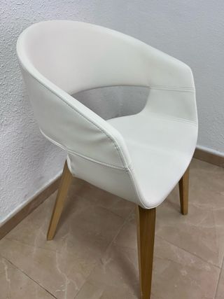 Silla blanca moderna