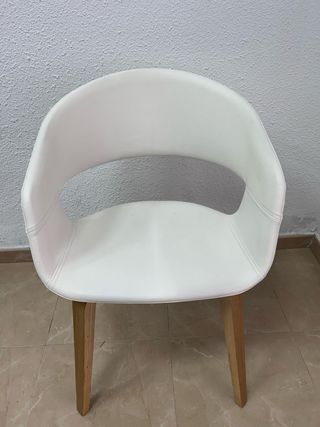 Silla blanca moderna