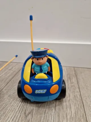 Coche teledirigido con volante y figura