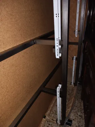 Canapé de tela beige y dorado